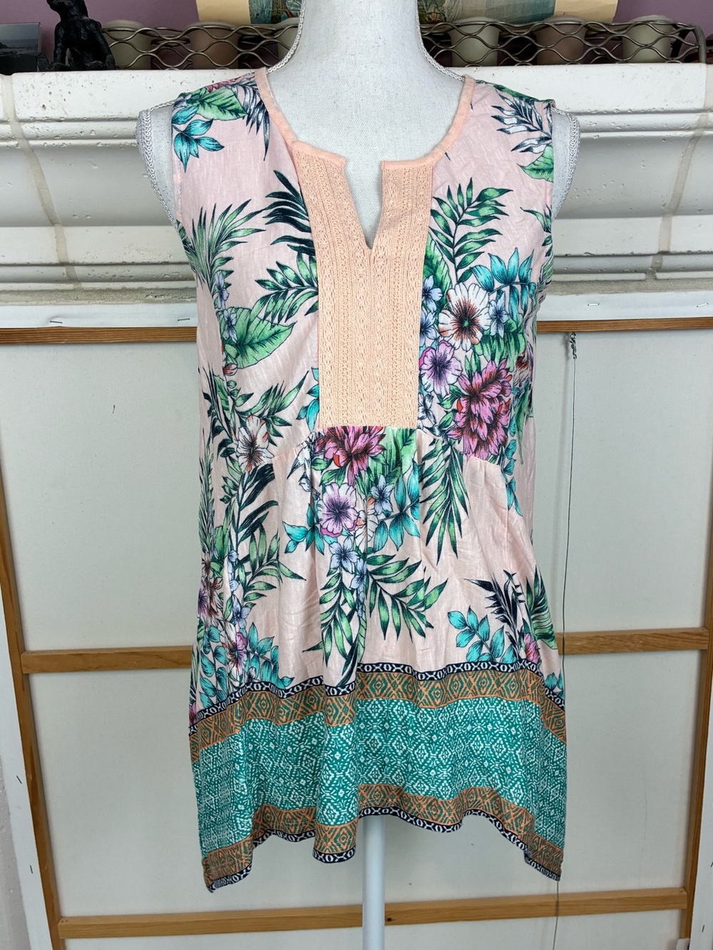NWT Sleeveless Tropical Botanical V Neck tunic w/crochet neckline
